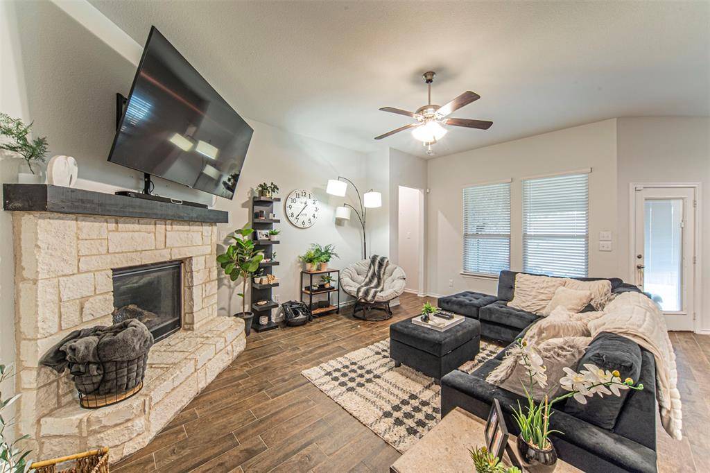 1338 Winding Hollow Drive, Grand Prairie, TX 75052