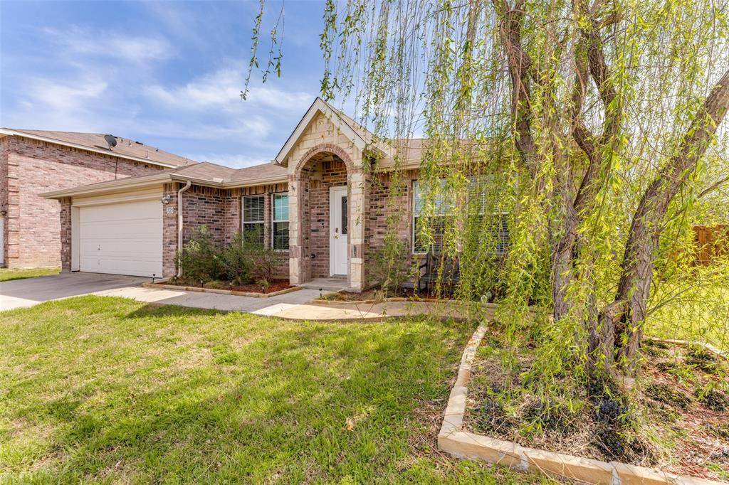 725 Redwing Drive, Saginaw, TX 76131