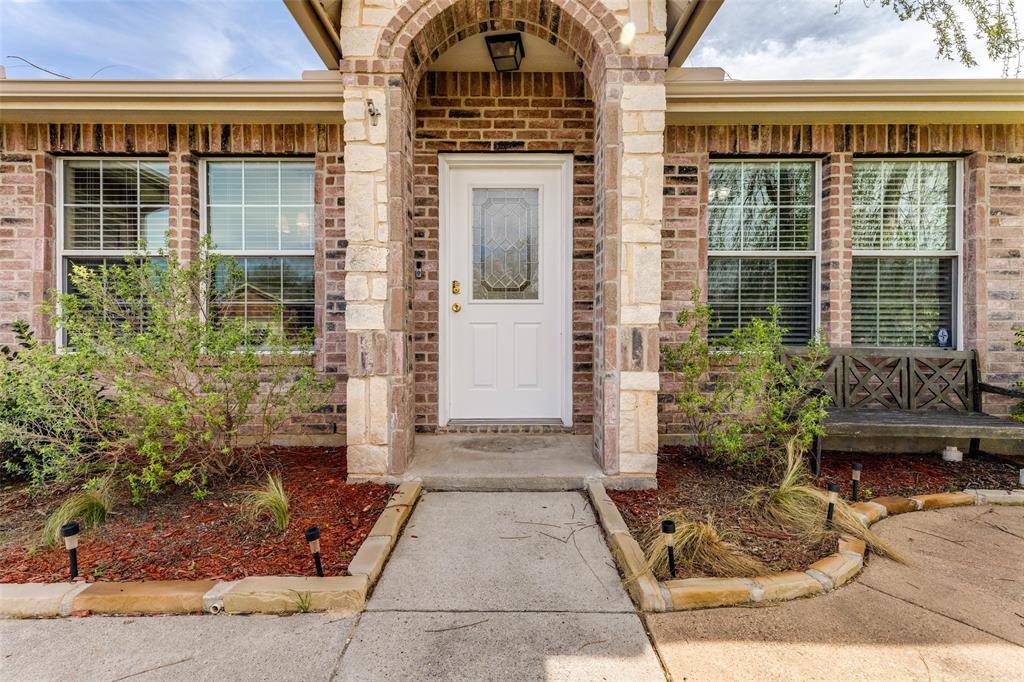 725 Redwing Drive, Saginaw, TX 76131