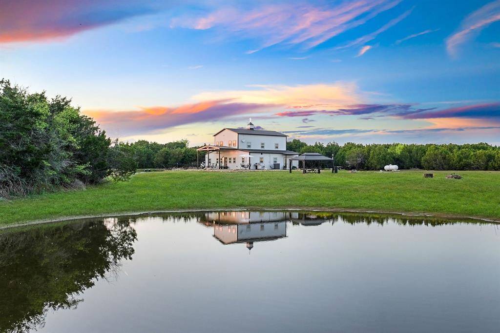 116 Creekview Drive, Blum, TX 76627