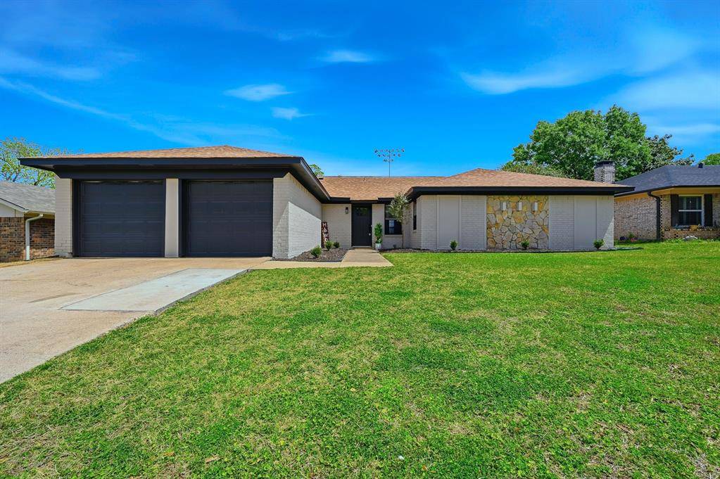 3813 Fox Hollow Drive, Bedford, TX 76021