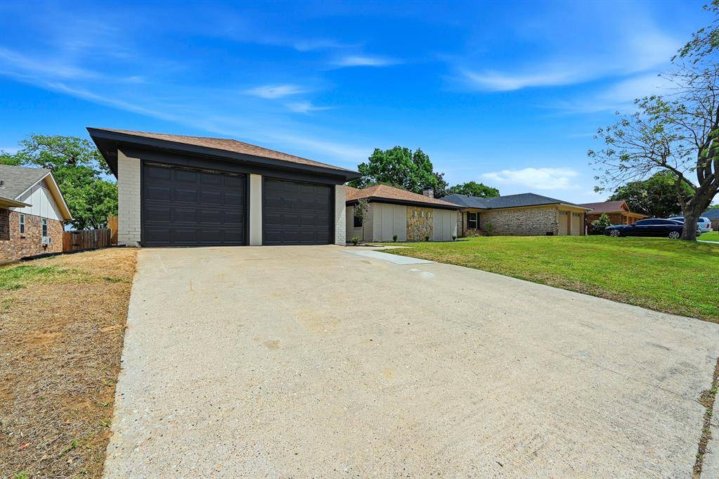 3813 Fox Hollow Drive, Bedford, TX 76021