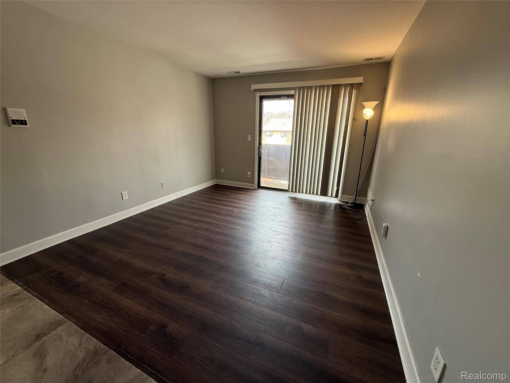 7624 Manor CIR, Westland, MI 48185