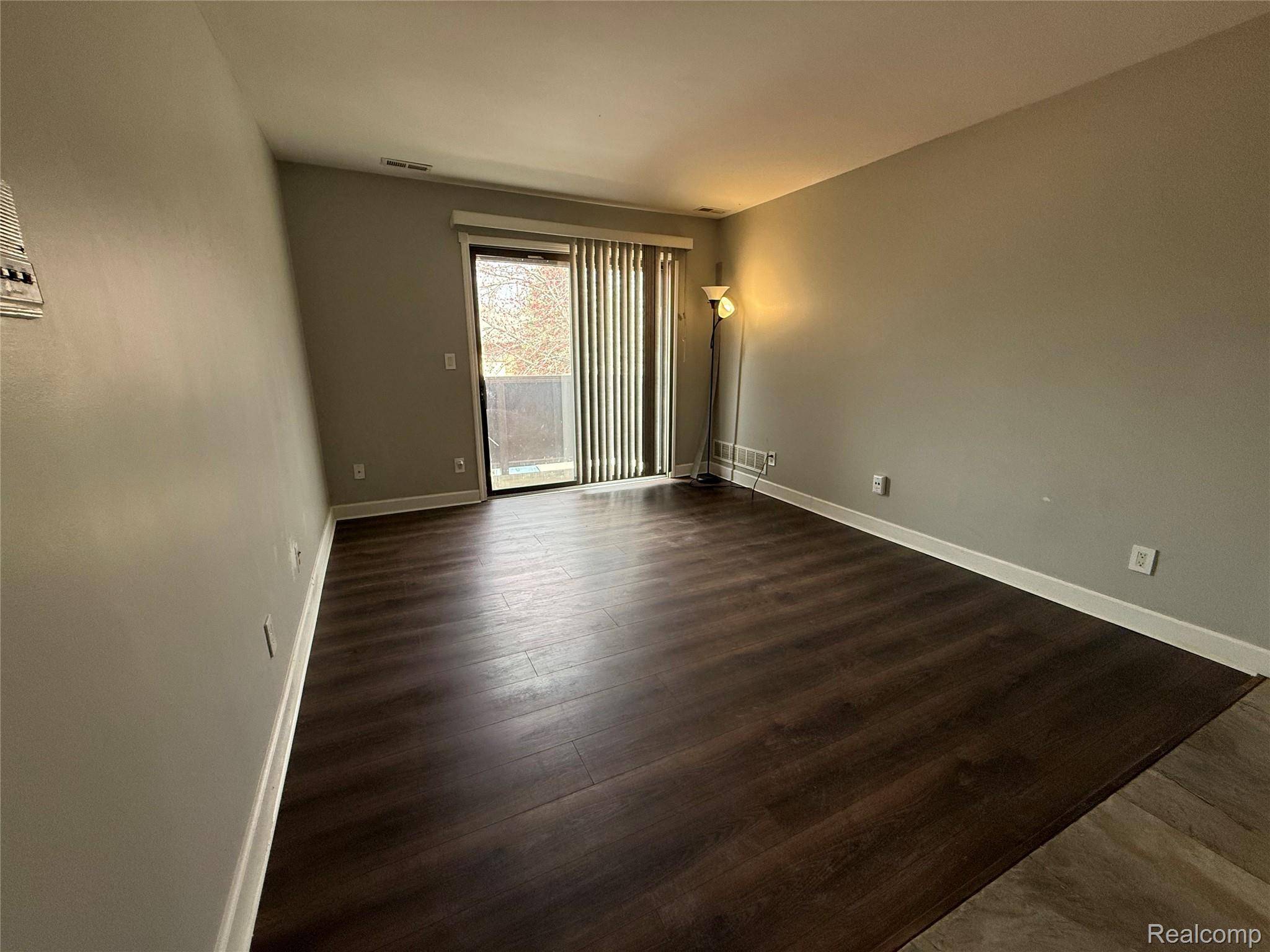 7624 Manor CIR, Westland, MI 48185