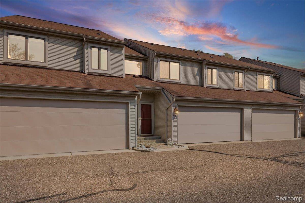 630 Ashley CIR, Rochester Hills, MI 48307