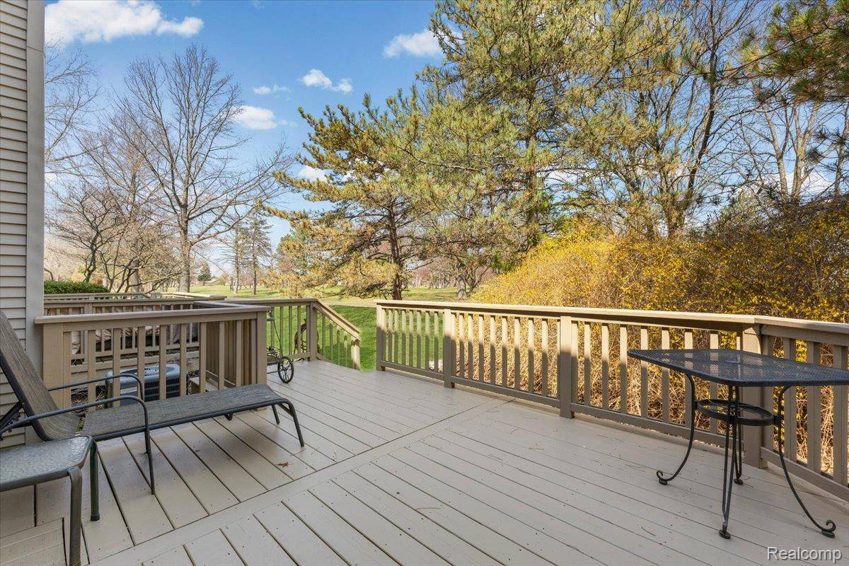 630 Ashley CIR, Rochester Hills, MI 48307