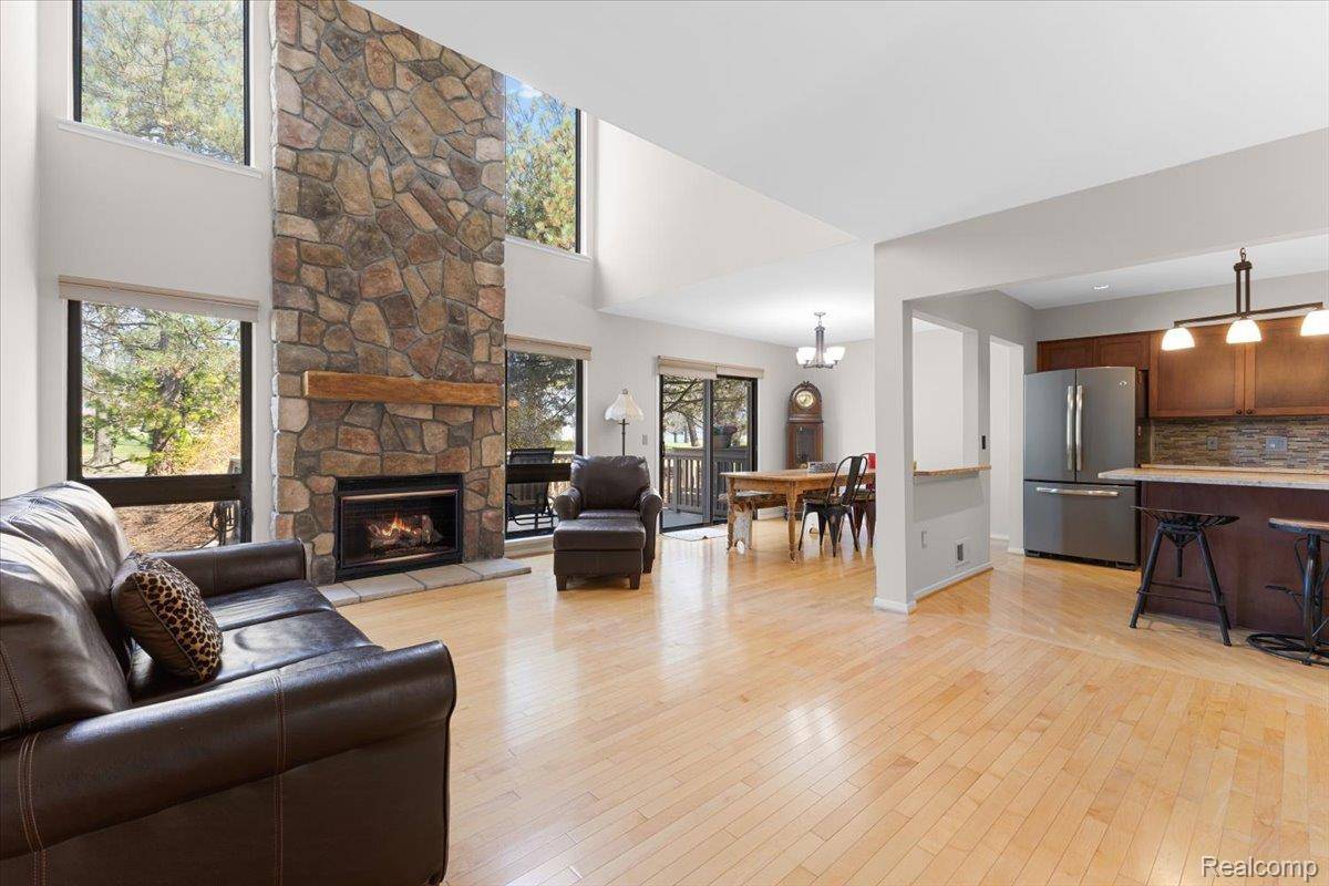 630 Ashley CIR, Rochester Hills, MI 48307