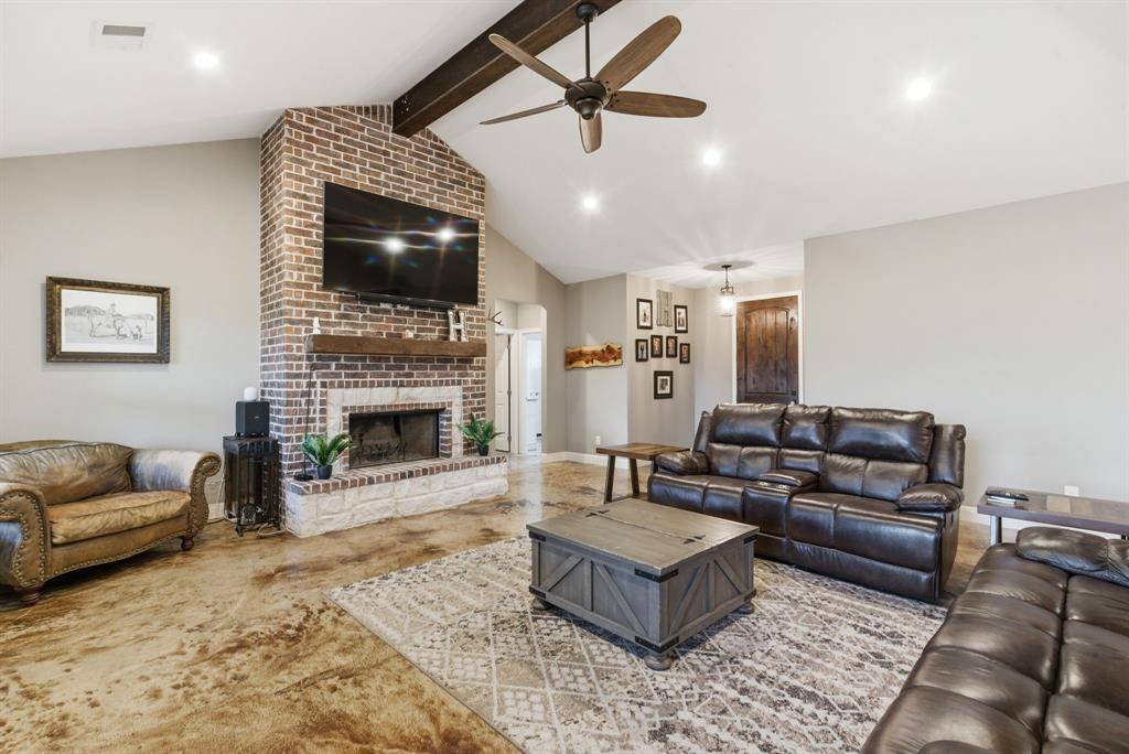 1012 Justin Drive, Springtown, TX 76082