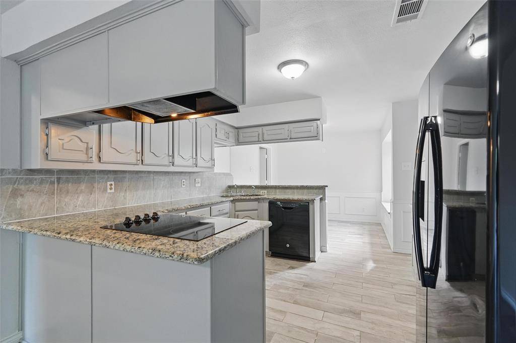 829 Hunters Creek Drive, Desoto, TX 75115