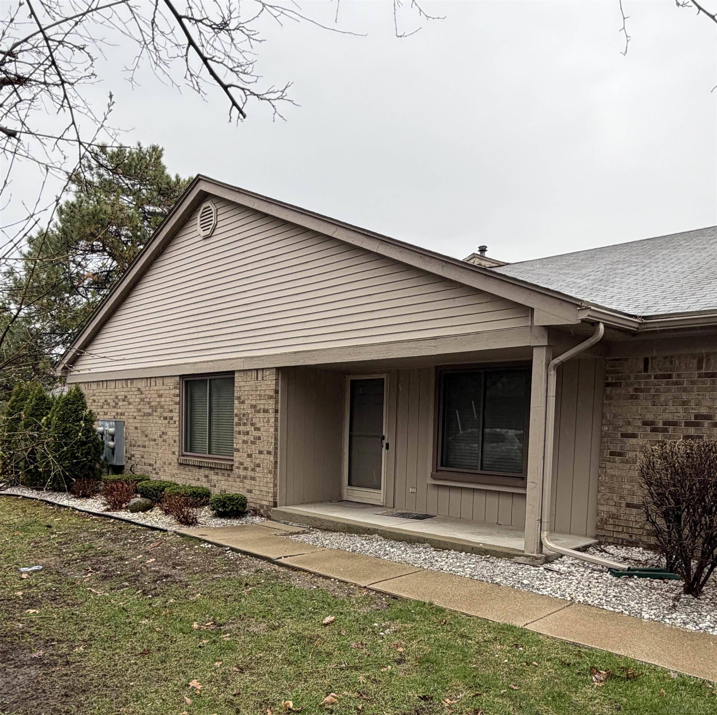 32867 Harmon CT, Roseville, MI 48066