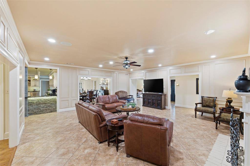 2000 Lakehill Court, Arlington, TX 76012