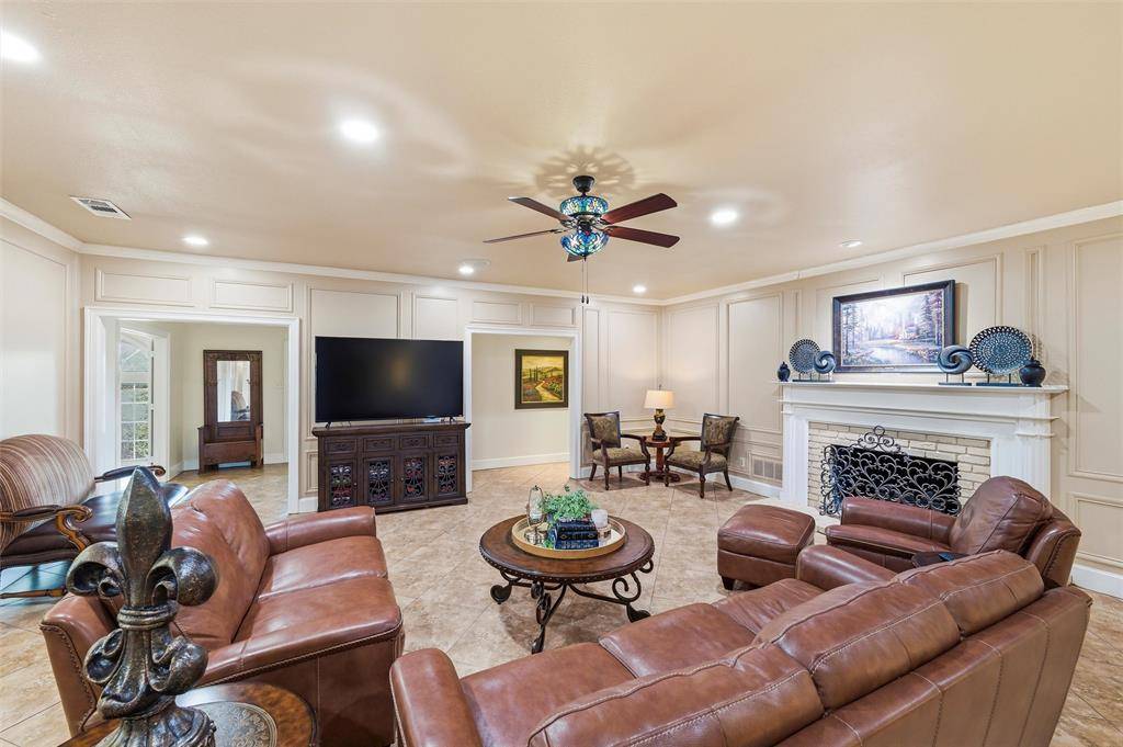 2000 Lakehill Court, Arlington, TX 76012