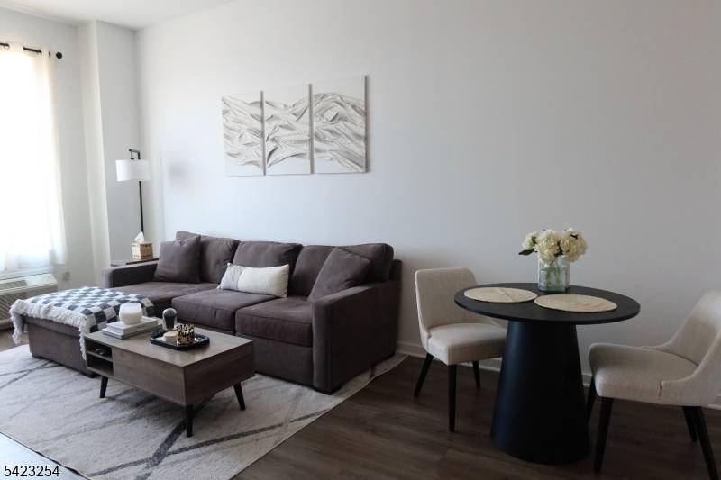 1 Carriage City Plz 1710, Rahway City, NJ 07065