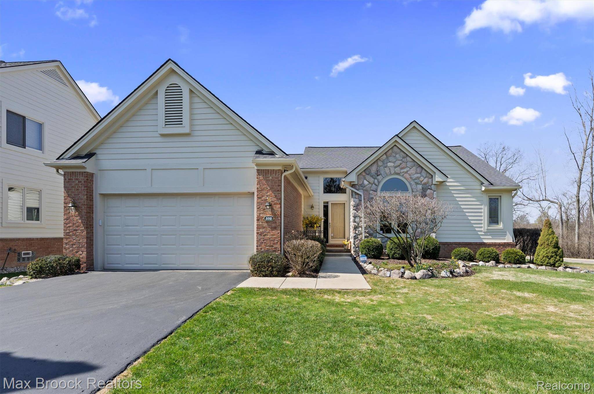 5010 Lake Vista DR, West Bloomfield Charter Township, MI 48323
