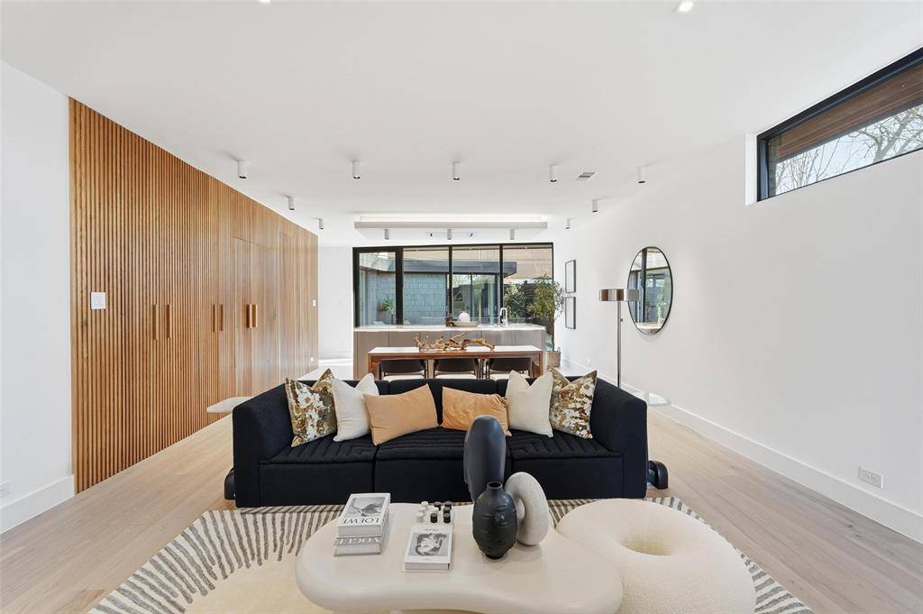 6822 Victoria Avenue, Dallas, TX 75209