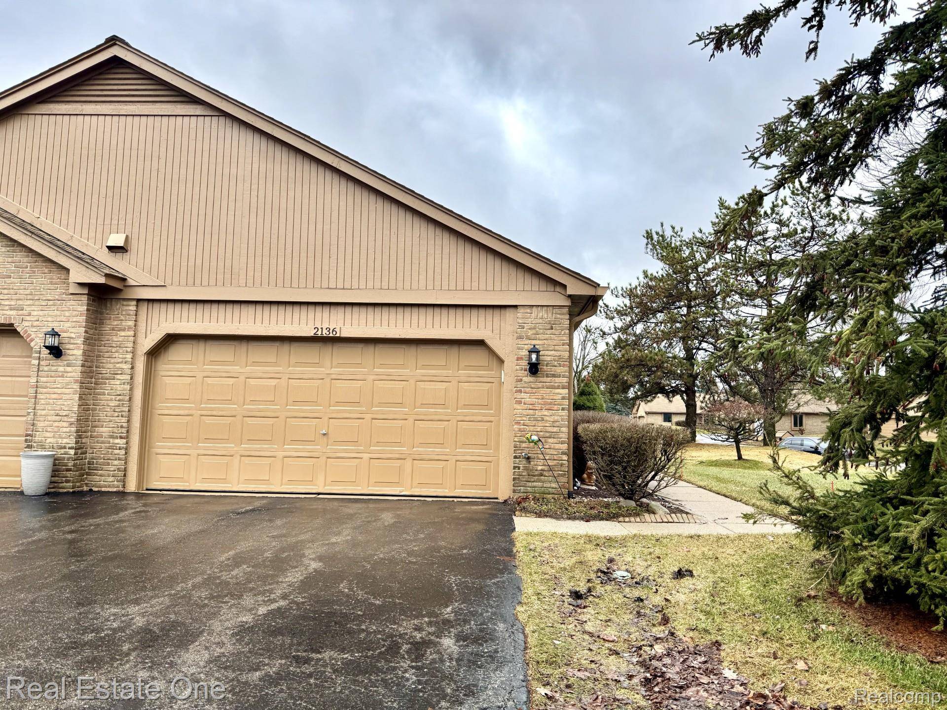 2136 London Bridge DR, Rochester Hills, MI 48307
