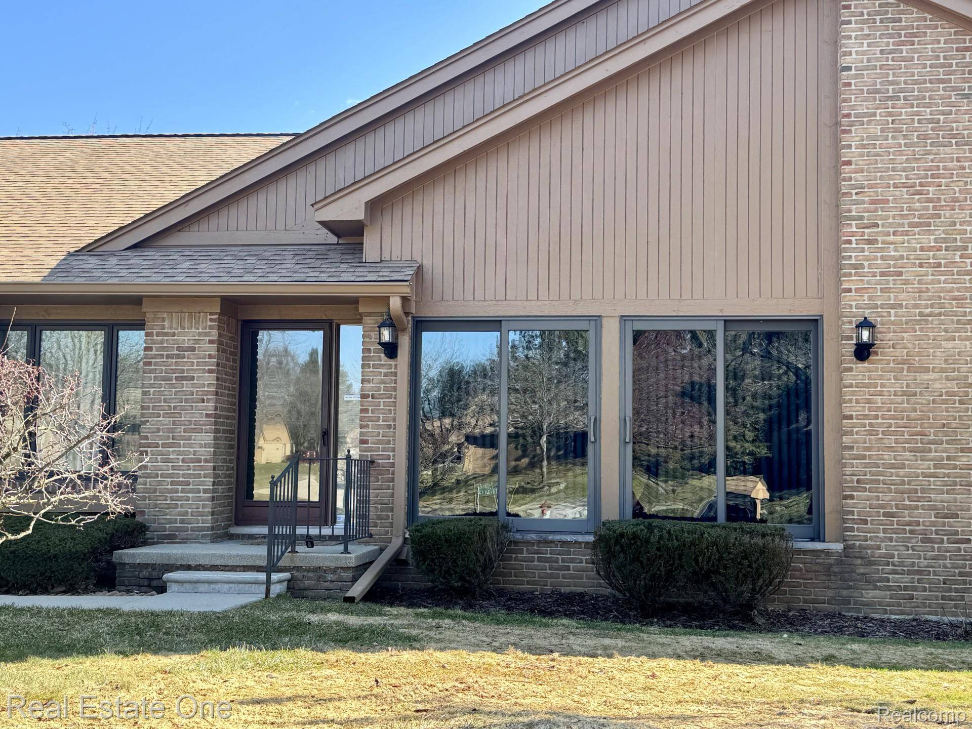 2136 London Bridge DR, Rochester Hills, MI 48307