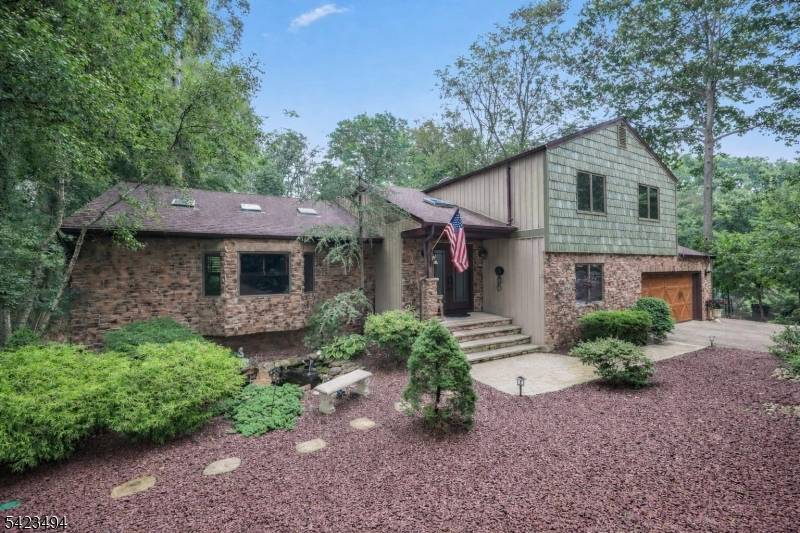 72 Fox Chase Ct, Freehold Twp., NJ 07728