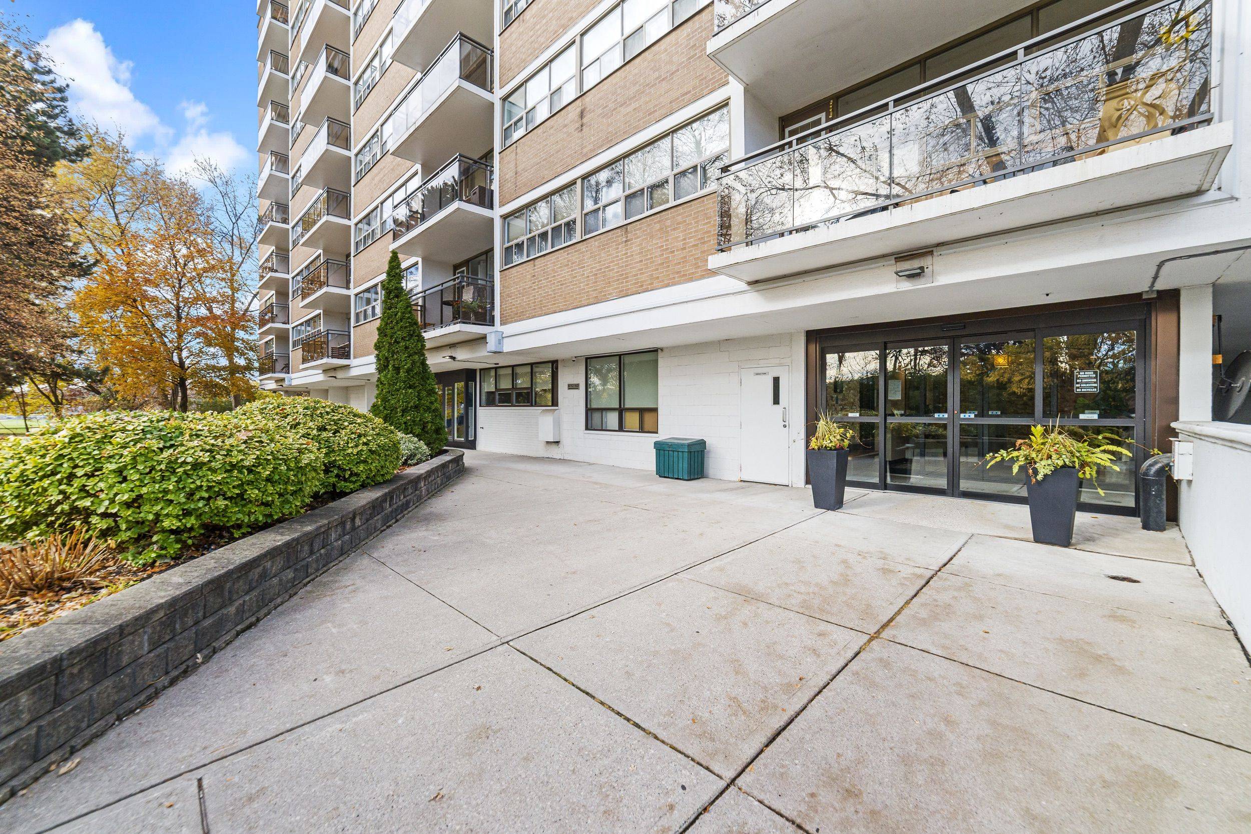 212 Kerr ST #503, Oakville, ON L6K 3B1