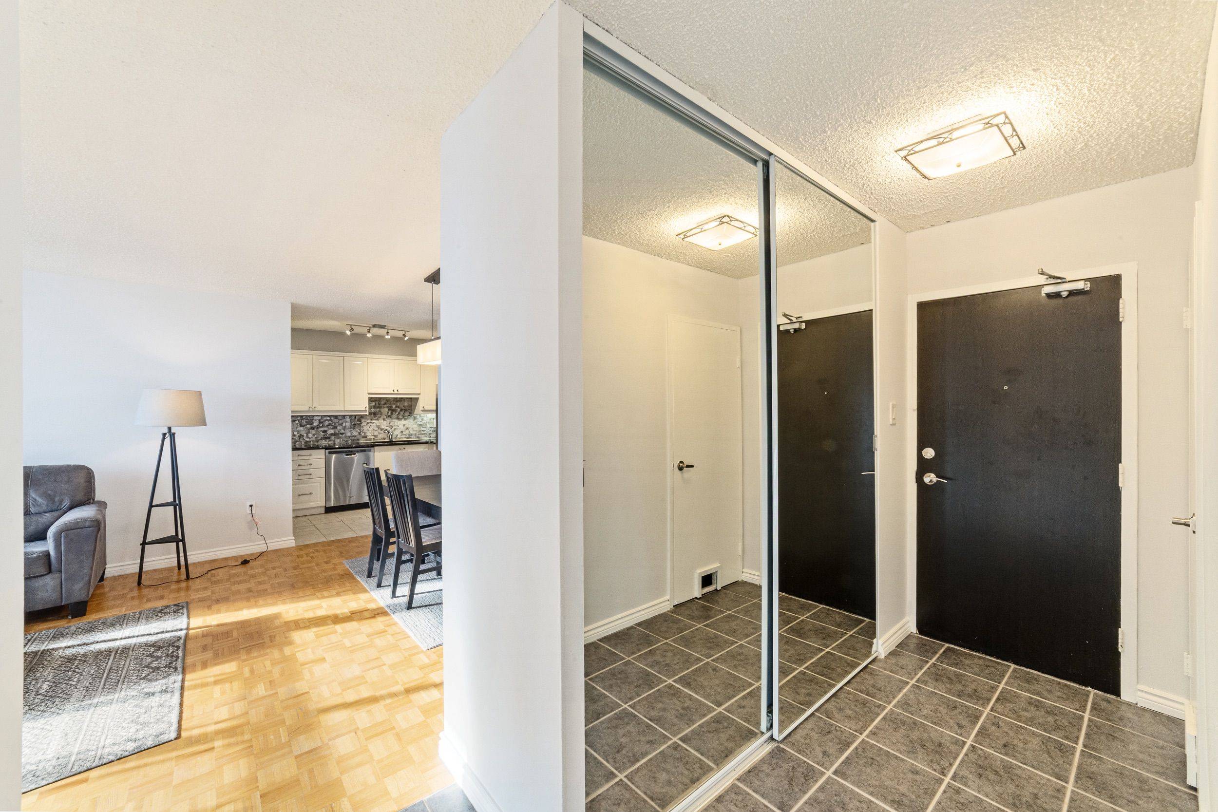 212 Kerr ST #503, Oakville, ON L6K 3B1