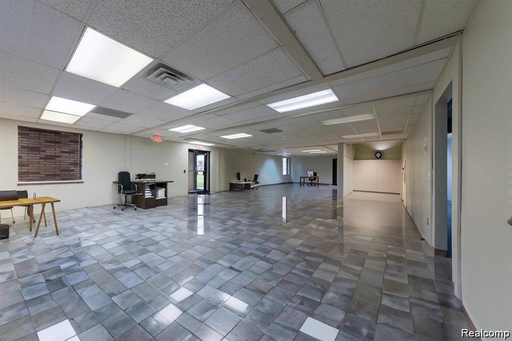 6695 HIGHLAND RD #106, Waterford Charter Township, MI 48327