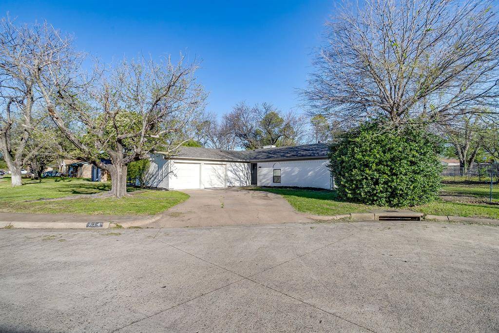 714 San Carlos Drive, Grand Prairie, TX 75051