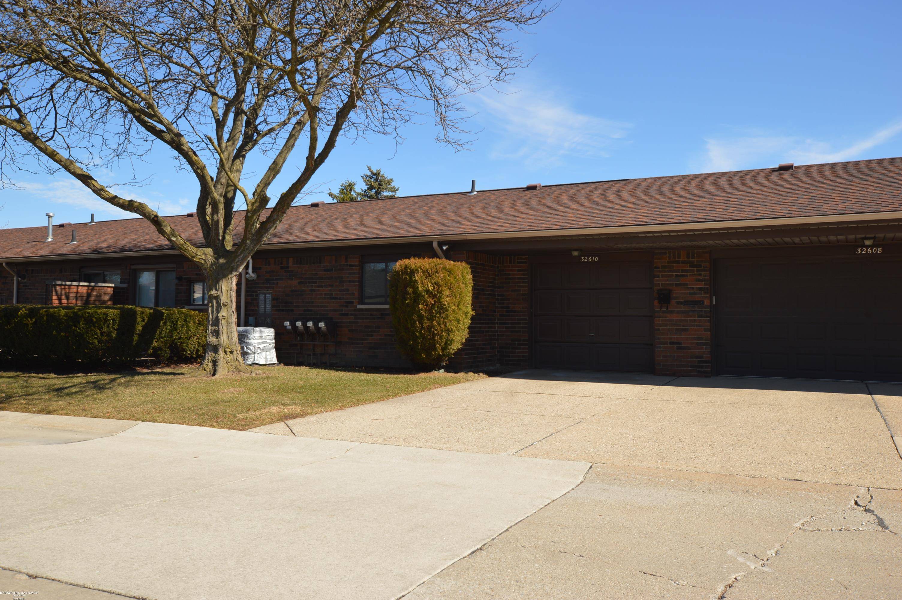 32610 Valley Dr DR, Warren, MI 48093