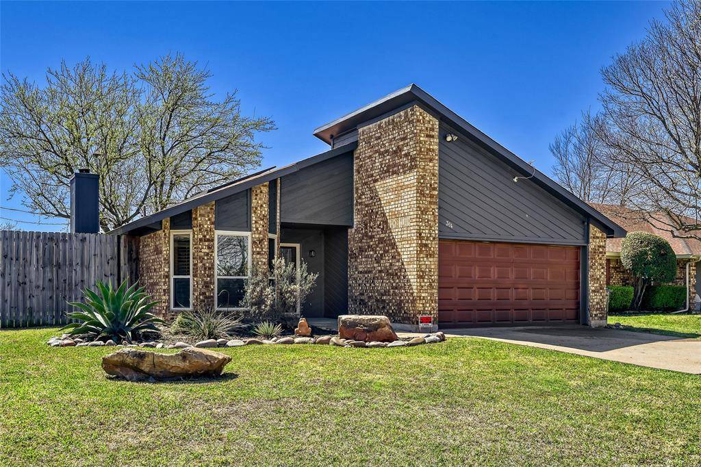 304 Valley Forge Lane, Arlington, TX 76002