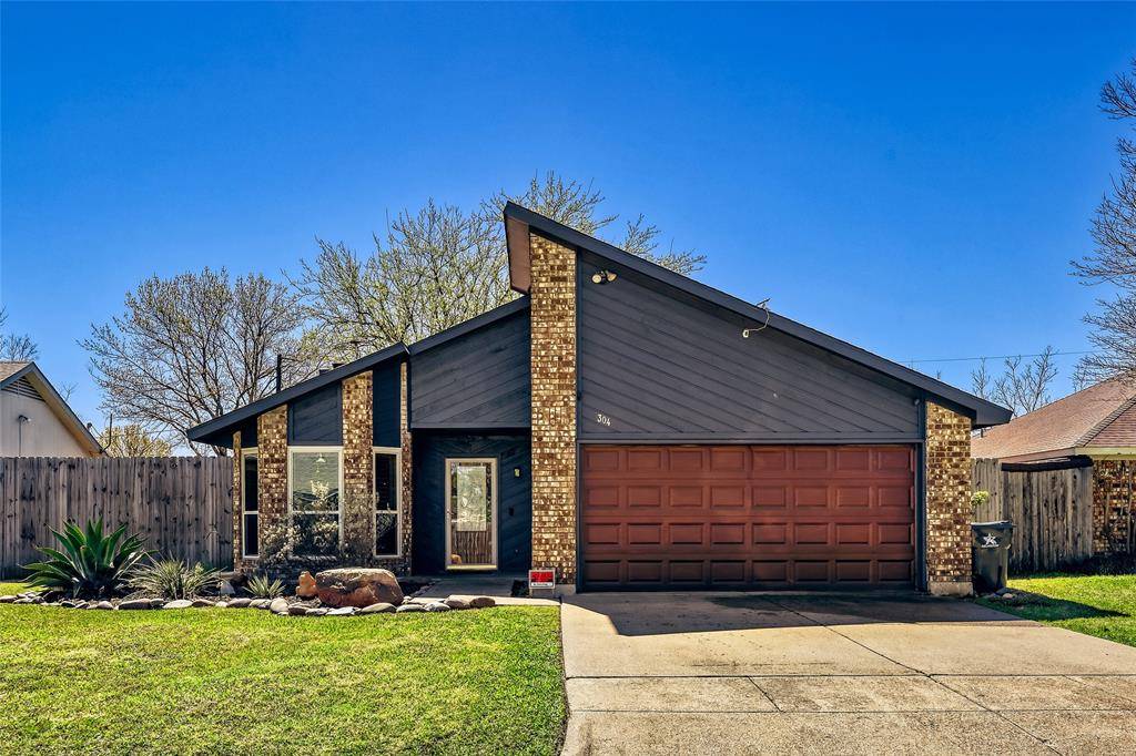 304 Valley Forge Lane, Arlington, TX 76002