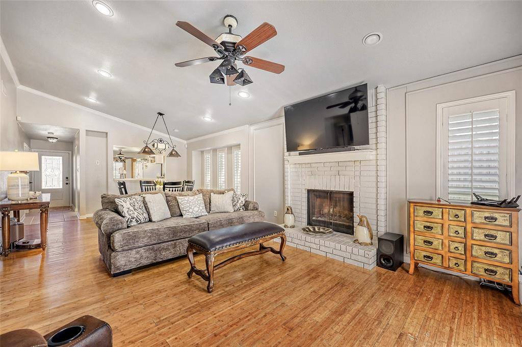 304 Valley Forge Lane, Arlington, TX 76002