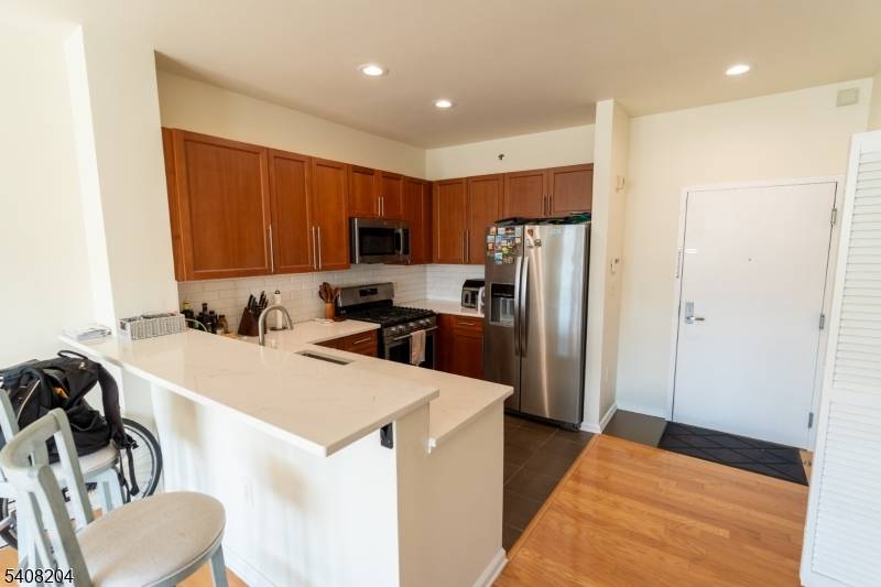 30 Freedomway #406, Jersey City, NJ 07305