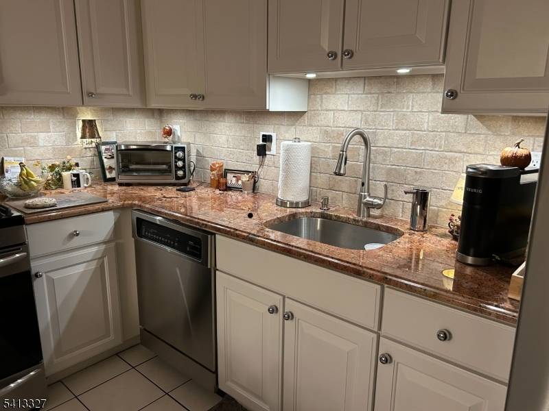 458 Cambridge Dr, Butler Boro, NJ 07405