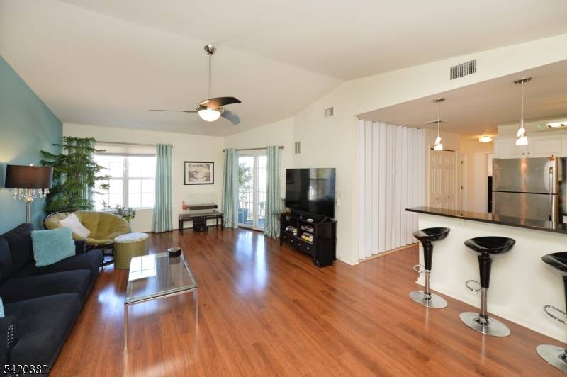 20 Parkside Ct, Wayne Twp., NJ 07470