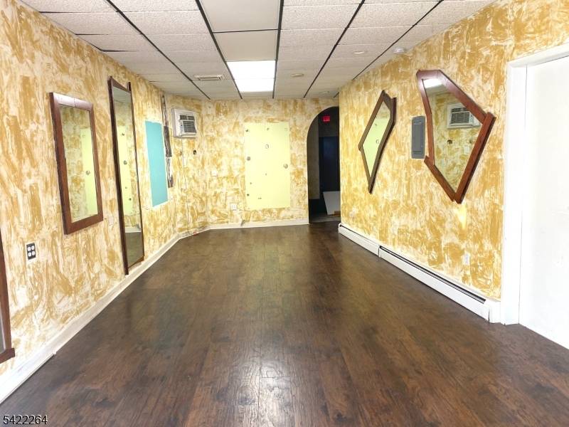 64 Congress St, Newark City, NJ 07105