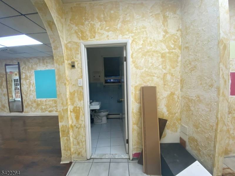 64 Congress St, Newark City, NJ 07105