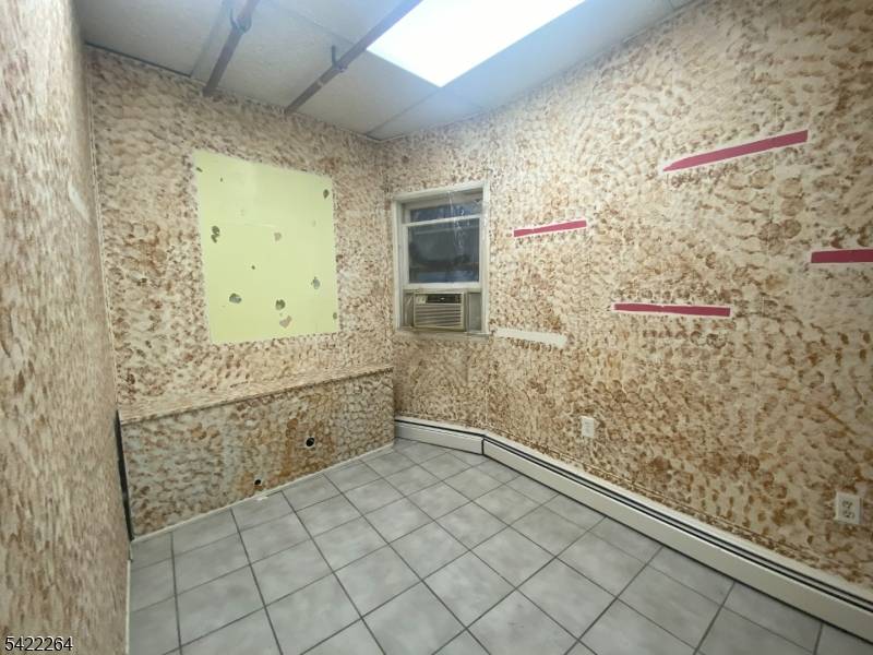 64 Congress St, Newark City, NJ 07105