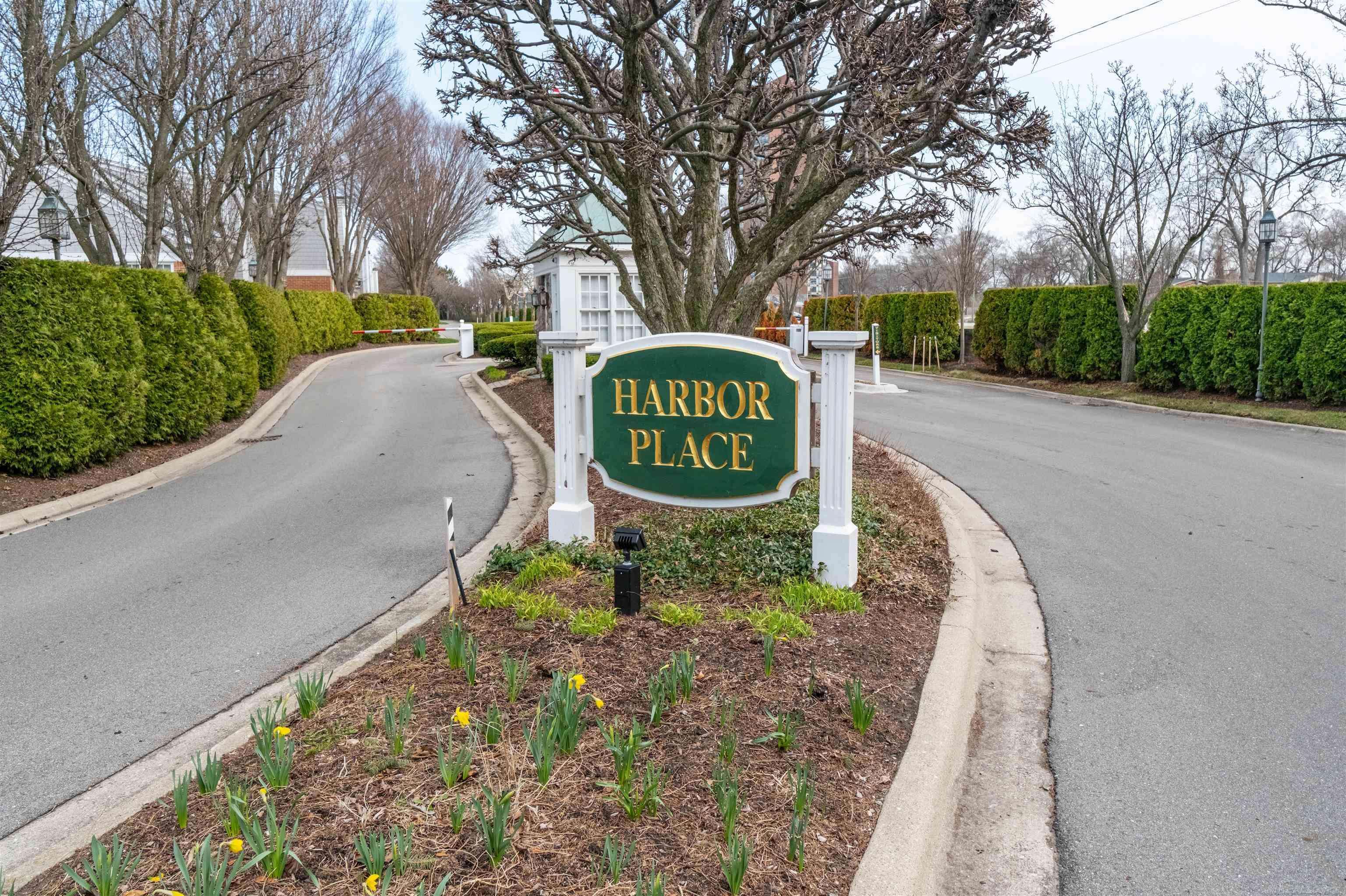 4002 Harbor Place DR, St Clair Shores, MI 48080