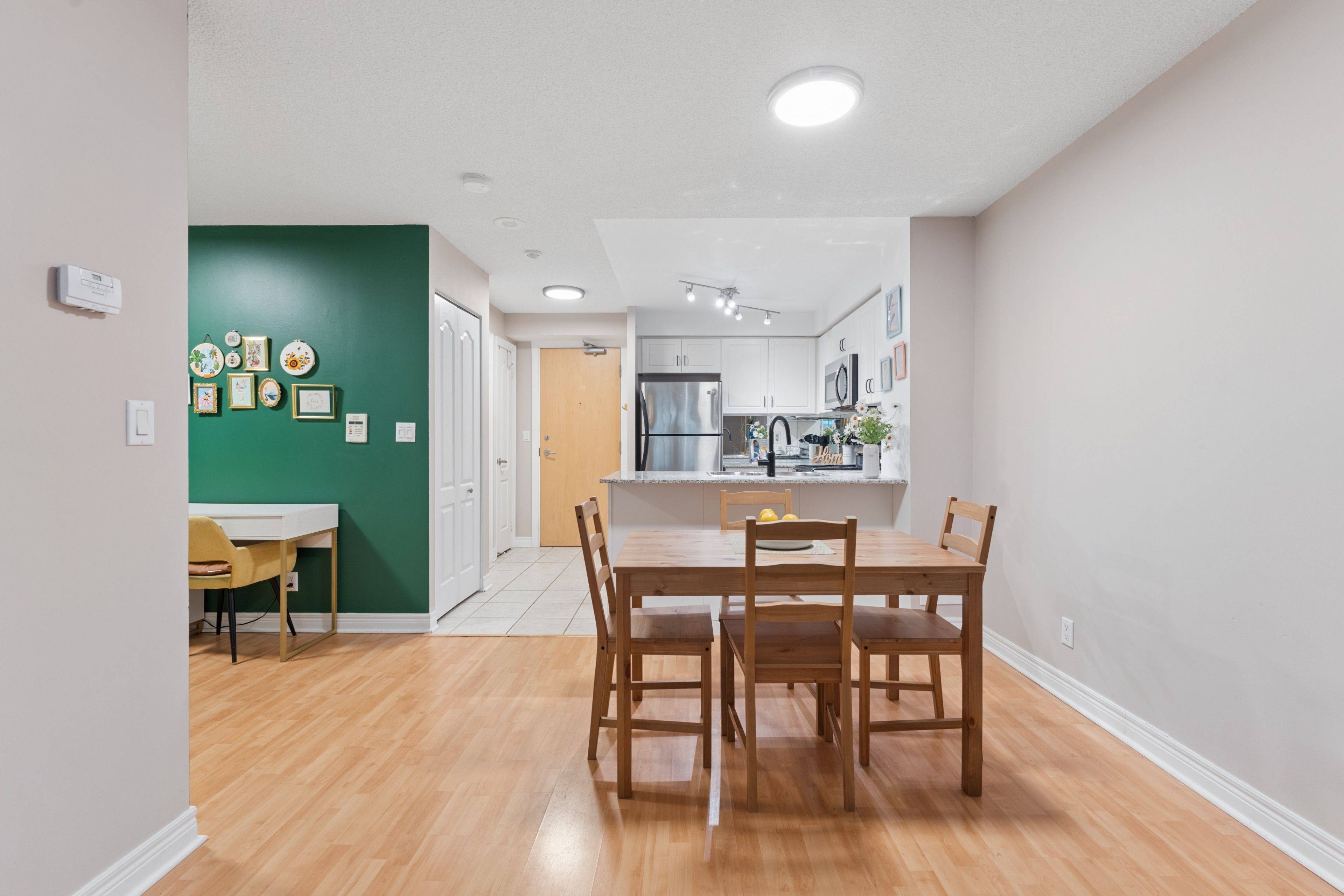 212 Eglinton AVE E #307, Toronto C10, ON M4P 0A3