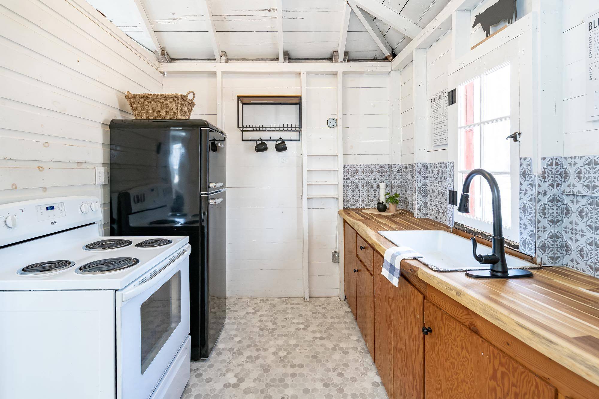 365 Robins Point RD, Tay, ON L0K 2A0