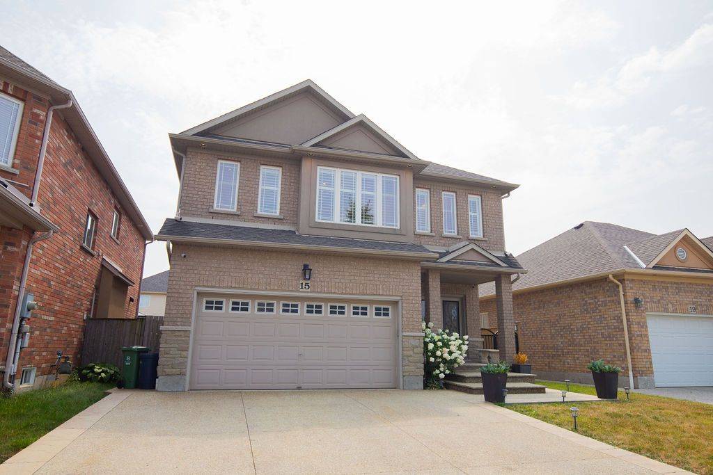 15 Meadowbank DR, Hamilton, ON L9B 2Y9