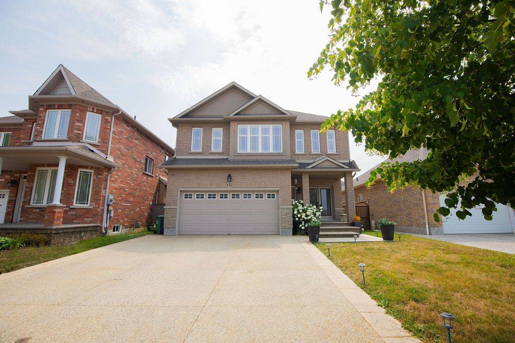 15 Meadowbank DR, Hamilton, ON L9B 2Y9