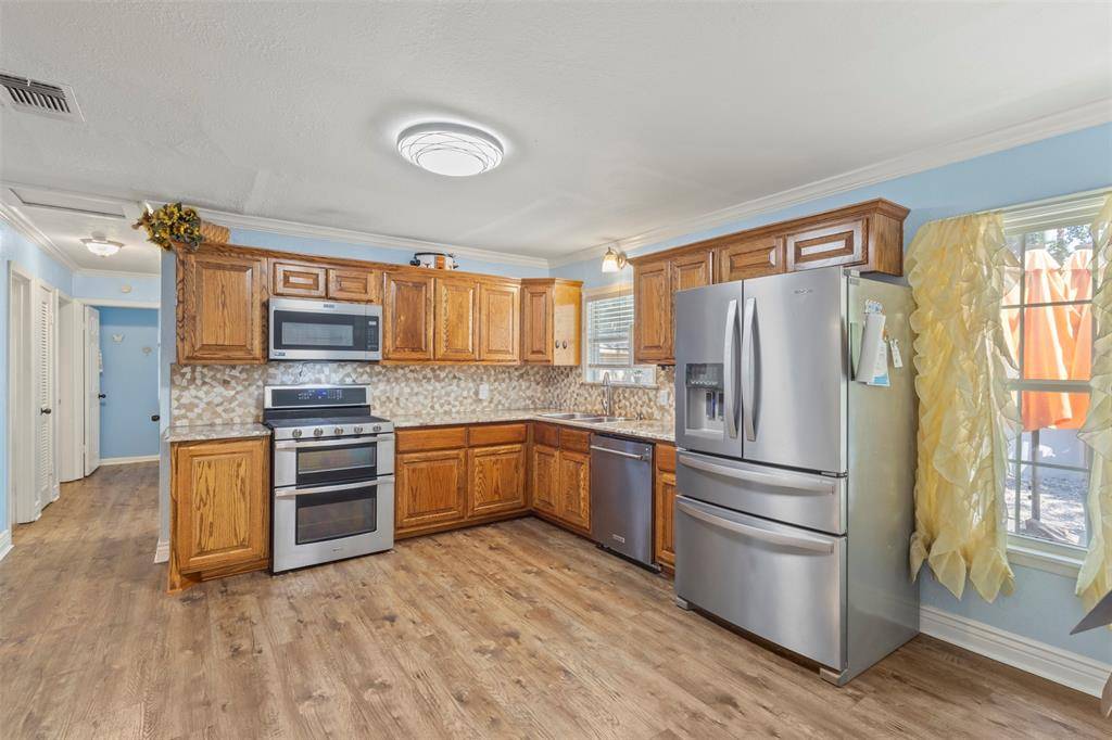 102 NE Murphy Road, Burleson, TX 76028