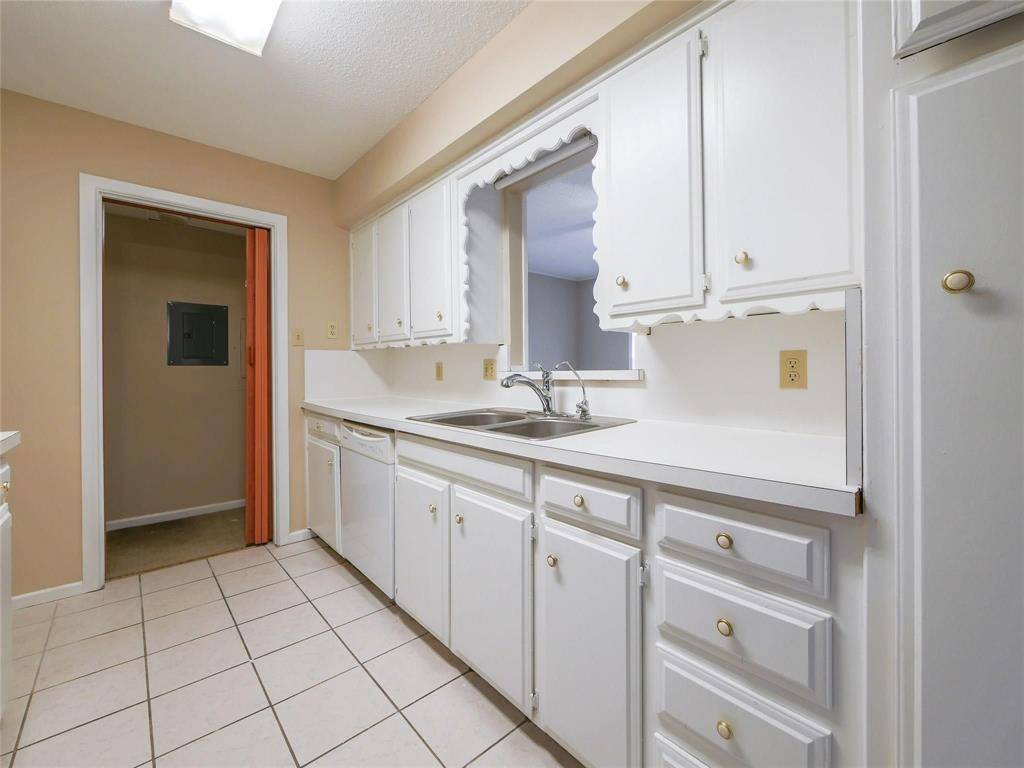 2113 Fleur De Lis Court, Arlington, TX 76012