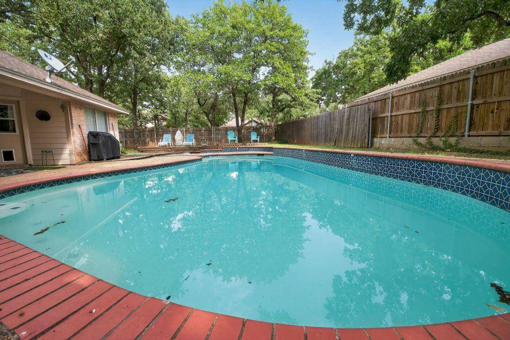 420 Meadowcrest Drive, Azle, TX 76020