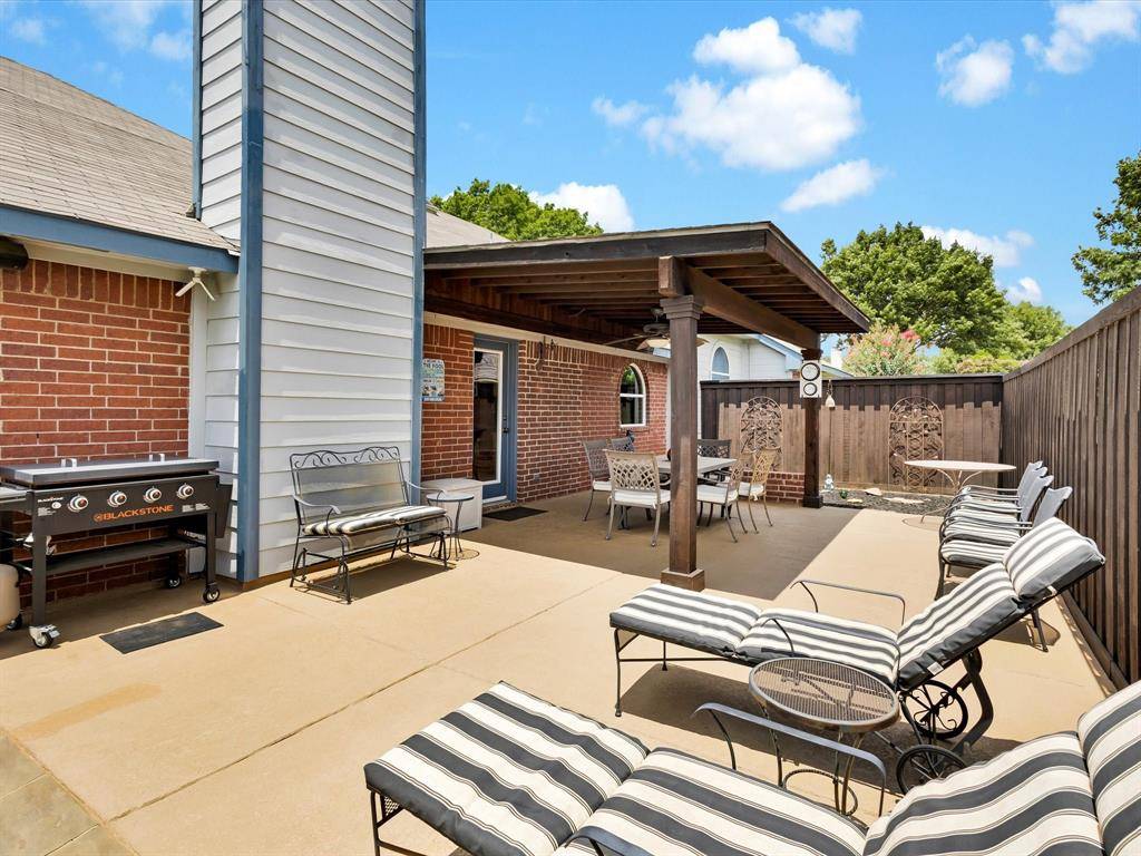 806 Red Oak Drive, Lewisville, TX 75067