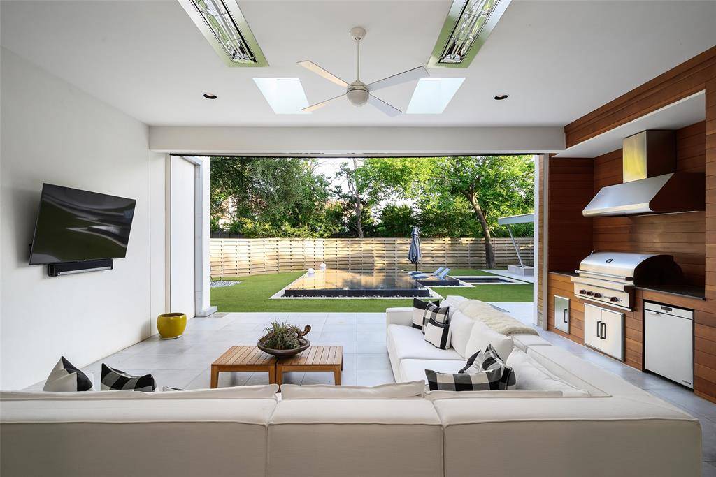 6446 Prestonshire Lane, Dallas, TX 75225