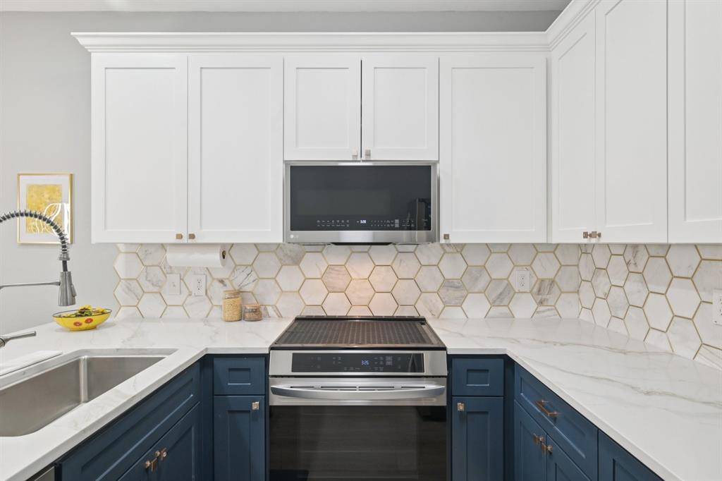 209 Cimarron Trail #6, Irving, TX 75063