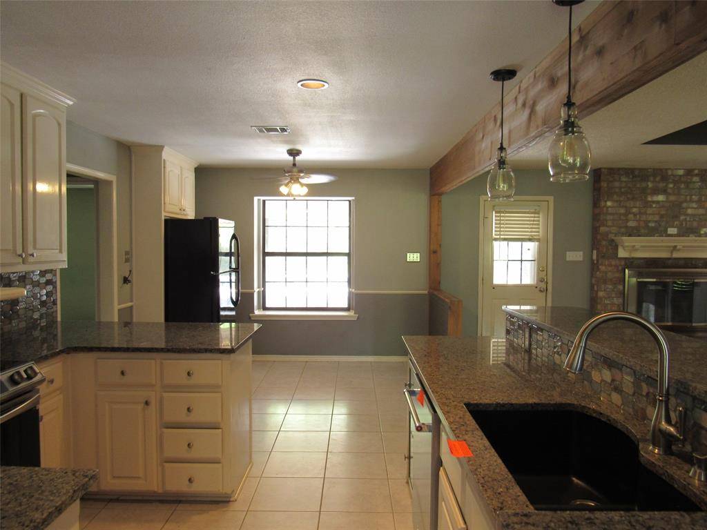 1048 Eagle Canyon Drive, China Spring, TX 76633