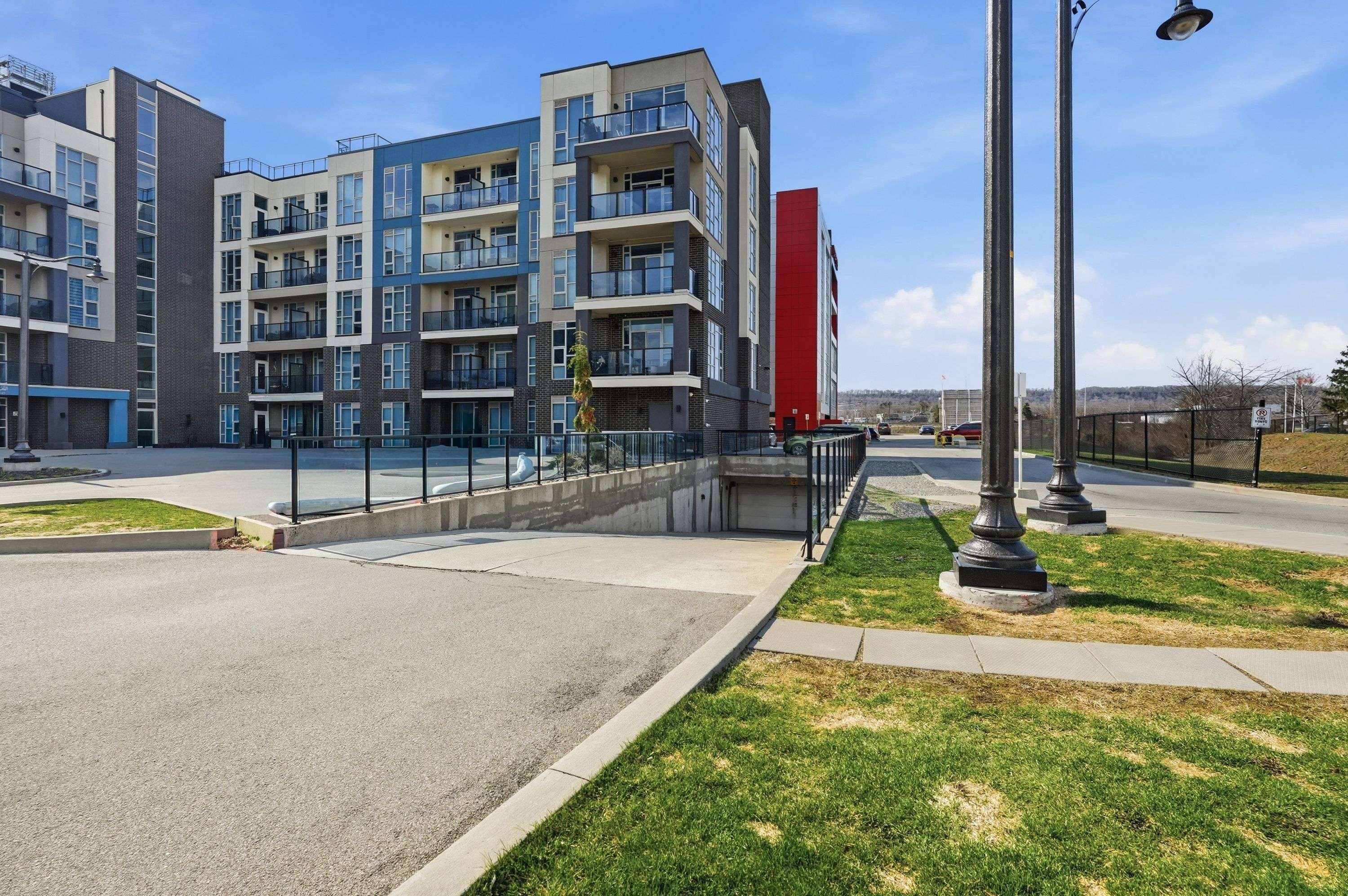 10 Concord PL #304, Grimsby, ON L3M 0G6