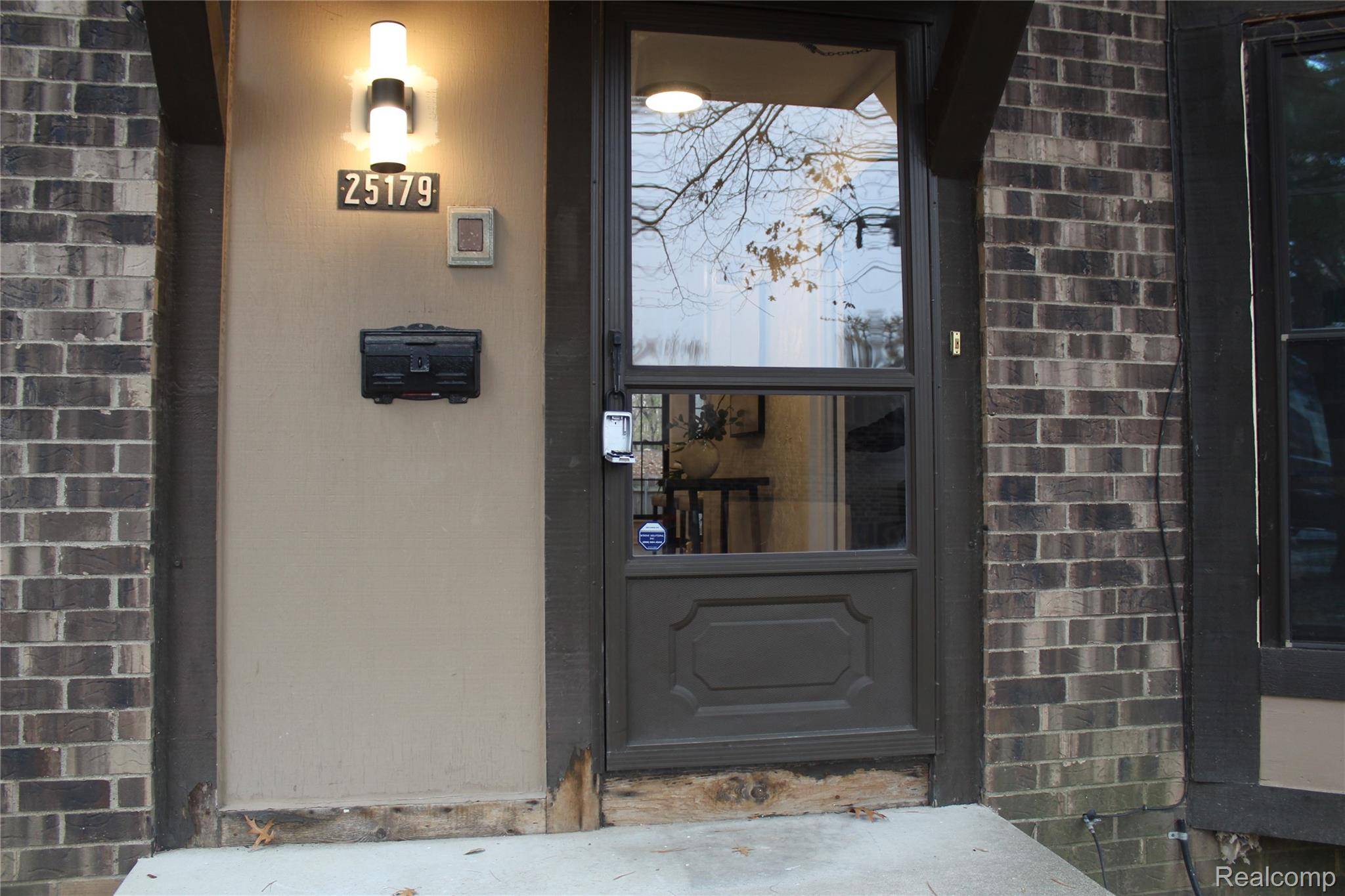 25179 Greenbrooke DR, Southfield, MI 48033